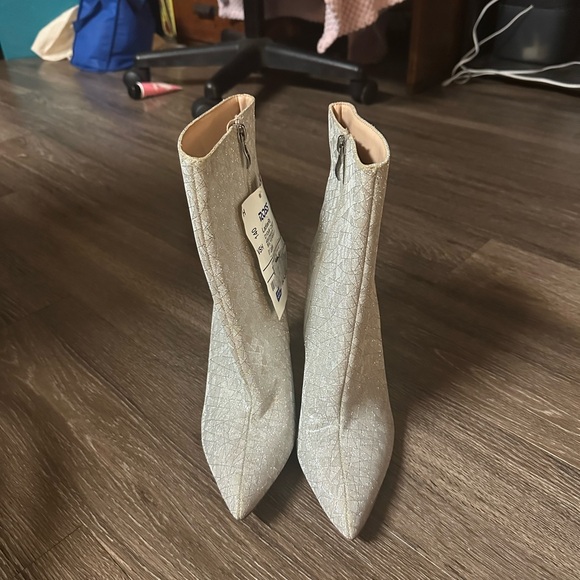 Shoes - Elegant Silver Ankle Boots